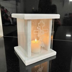 Фенер за надгробно място от черен гранит и бял мрамор – два елегантни варианта