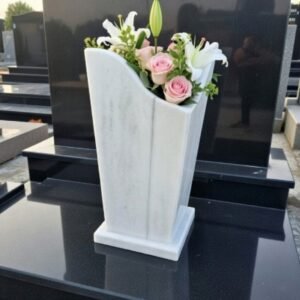 Мраморна надгробна ваза за цветя
